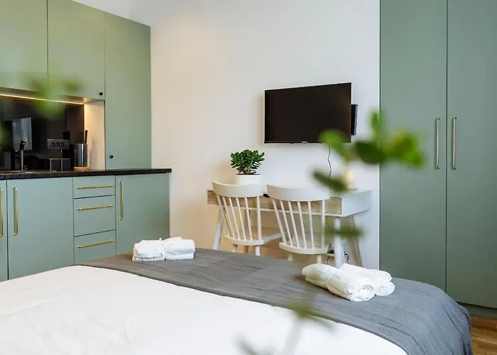 Beautiful Modern - Cismigiu Park - Netflix * 布加勒斯特